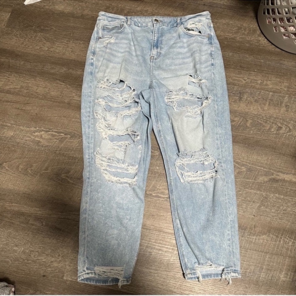 American Eagle Outfitters Light Blue Distressed mom Jeans